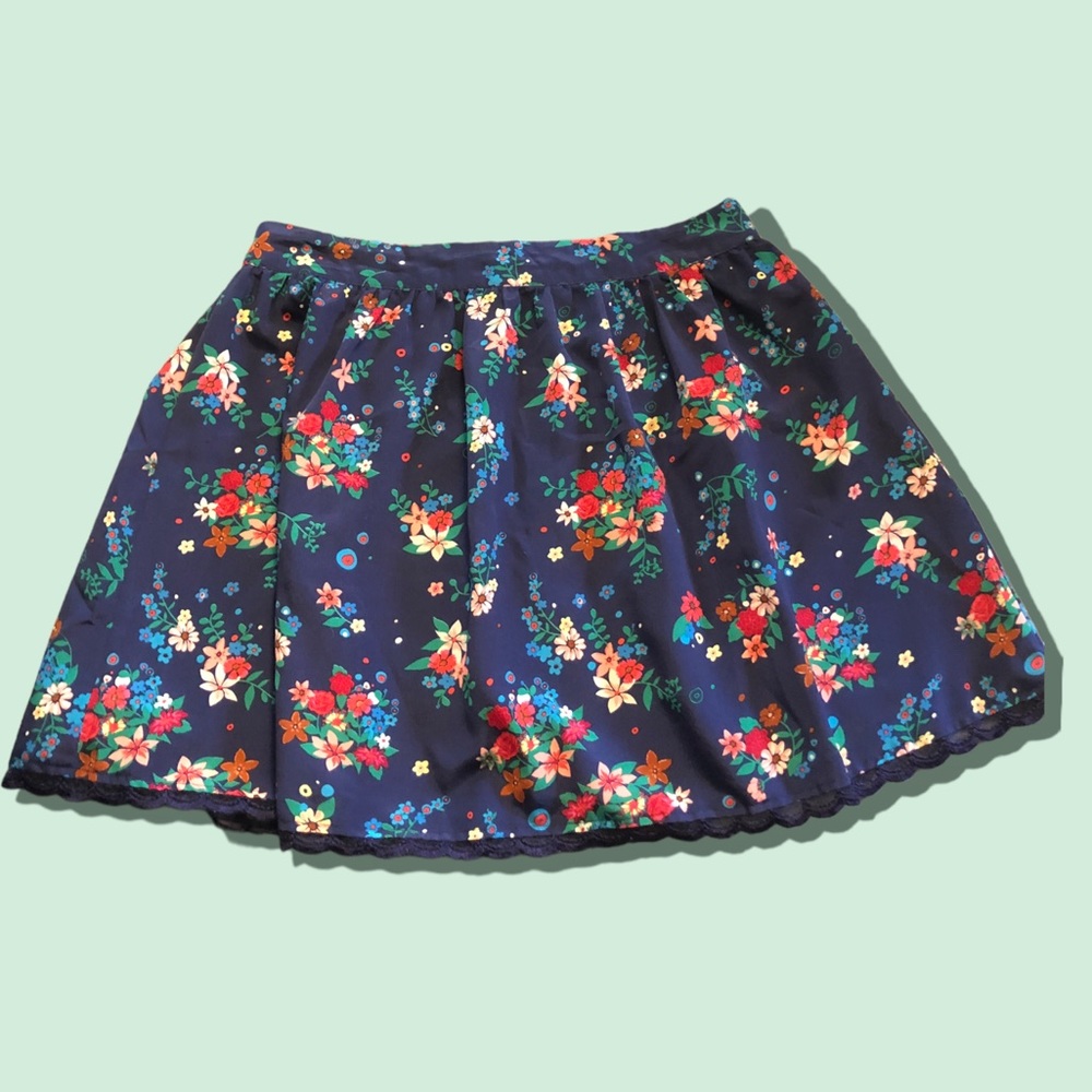 Forever 21 size LG Floral skirt. Super cute colors. Cottagecore / vintage vibes
